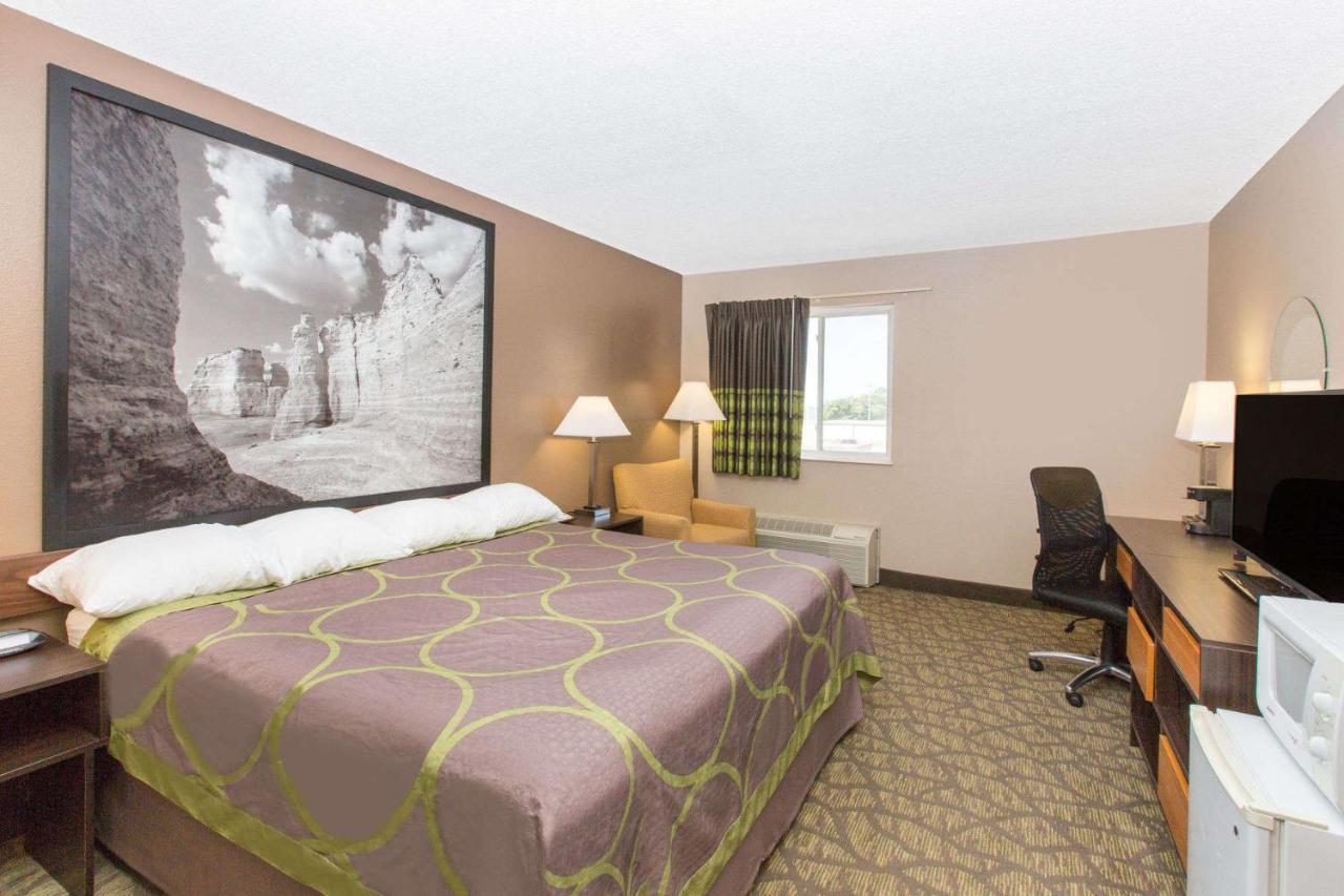 Super 8 By Wyndham Belleville Bagian luar foto