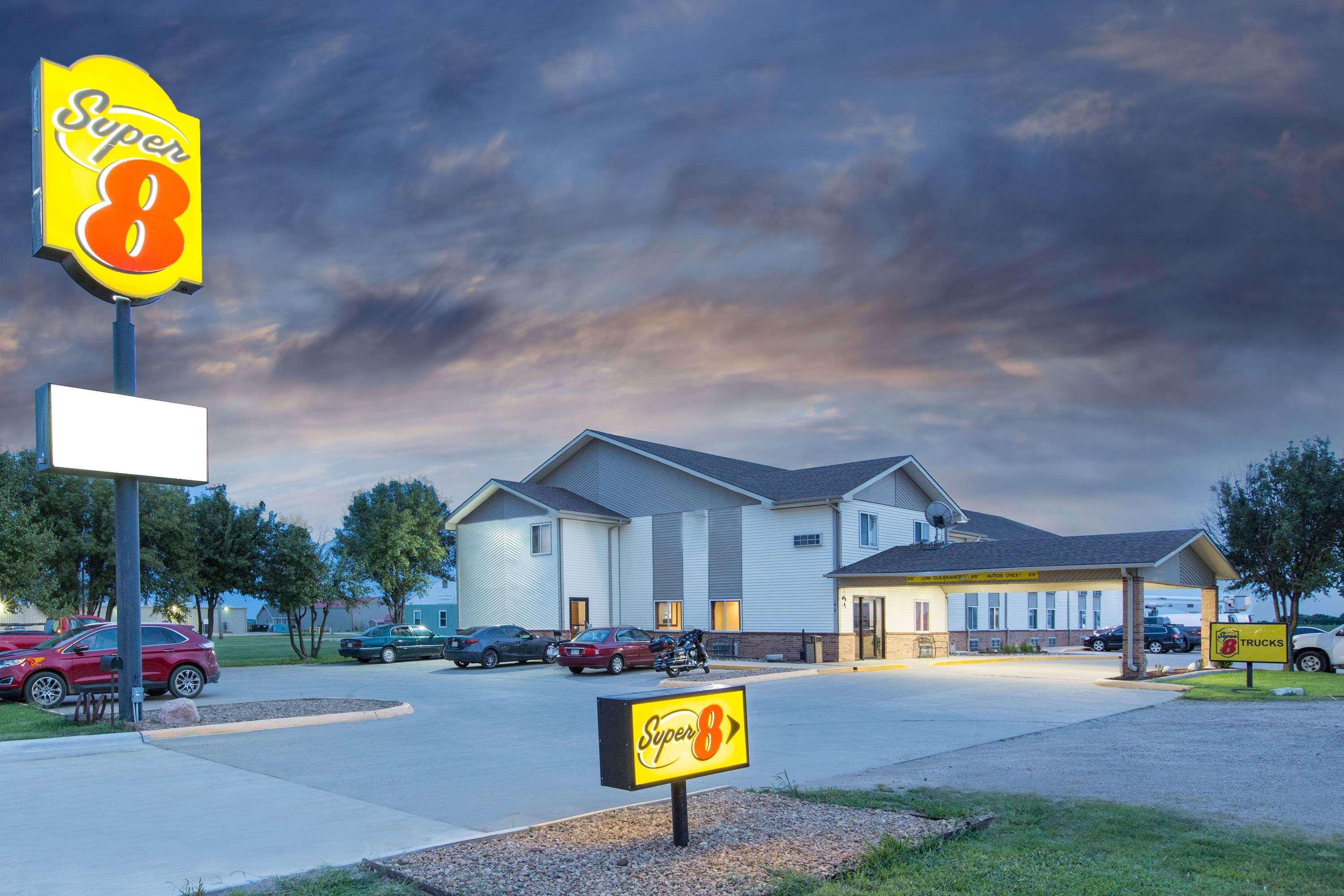 Super 8 By Wyndham Belleville Bagian luar foto