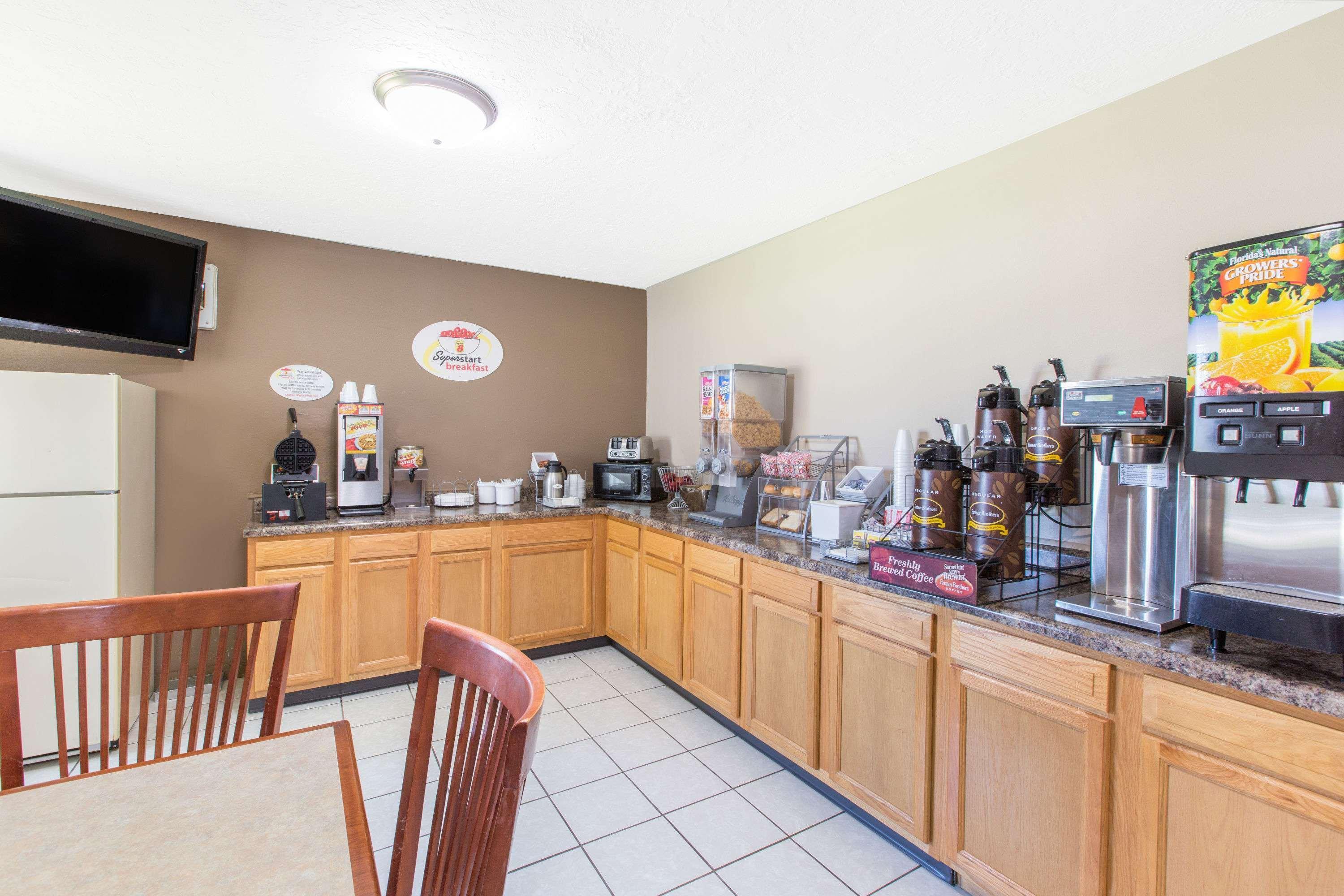 Super 8 By Wyndham Belleville Bagian luar foto