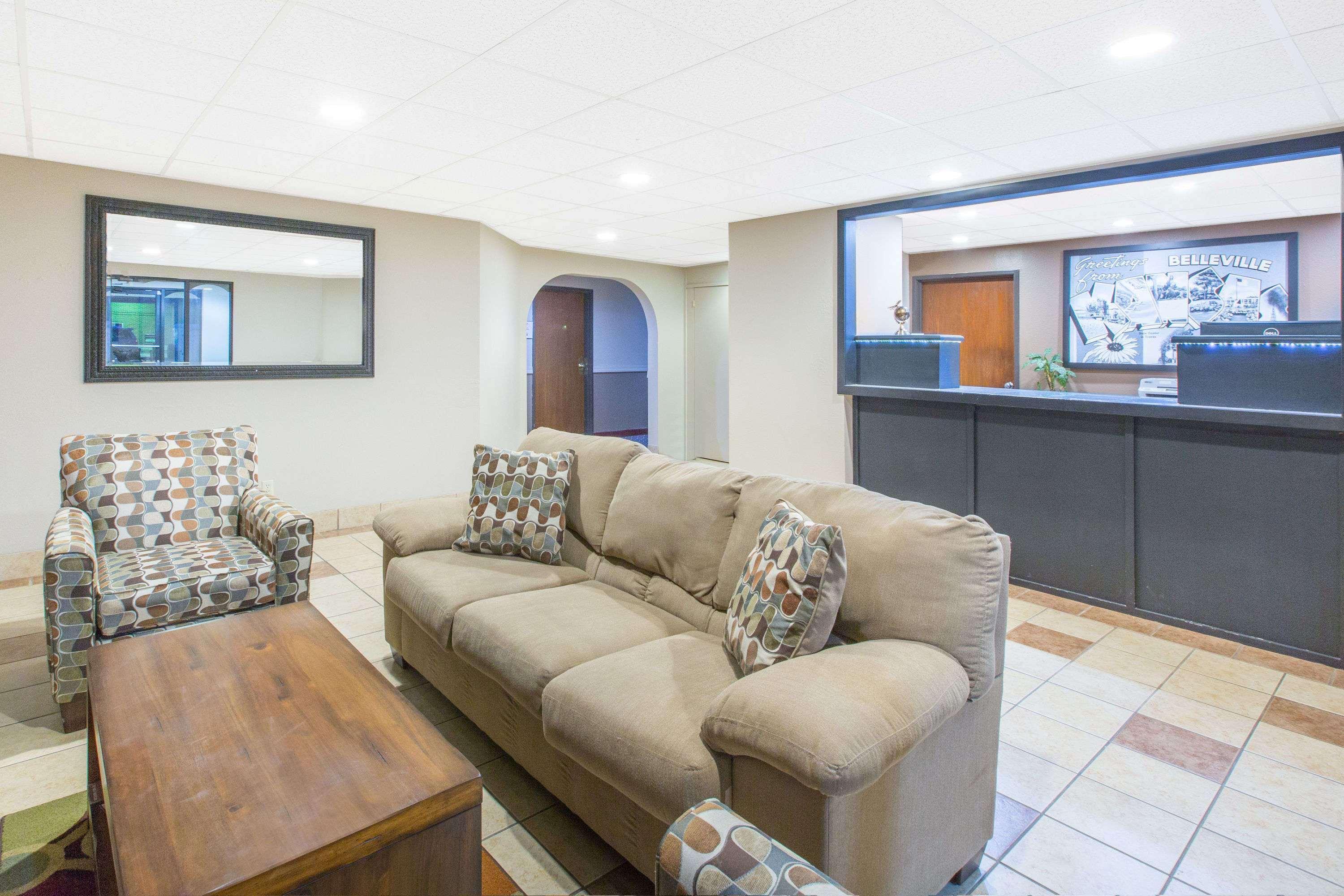 Super 8 By Wyndham Belleville Bagian luar foto